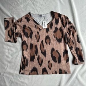 Belinda Sz Small NWT V Neck Pullover. Animal Print